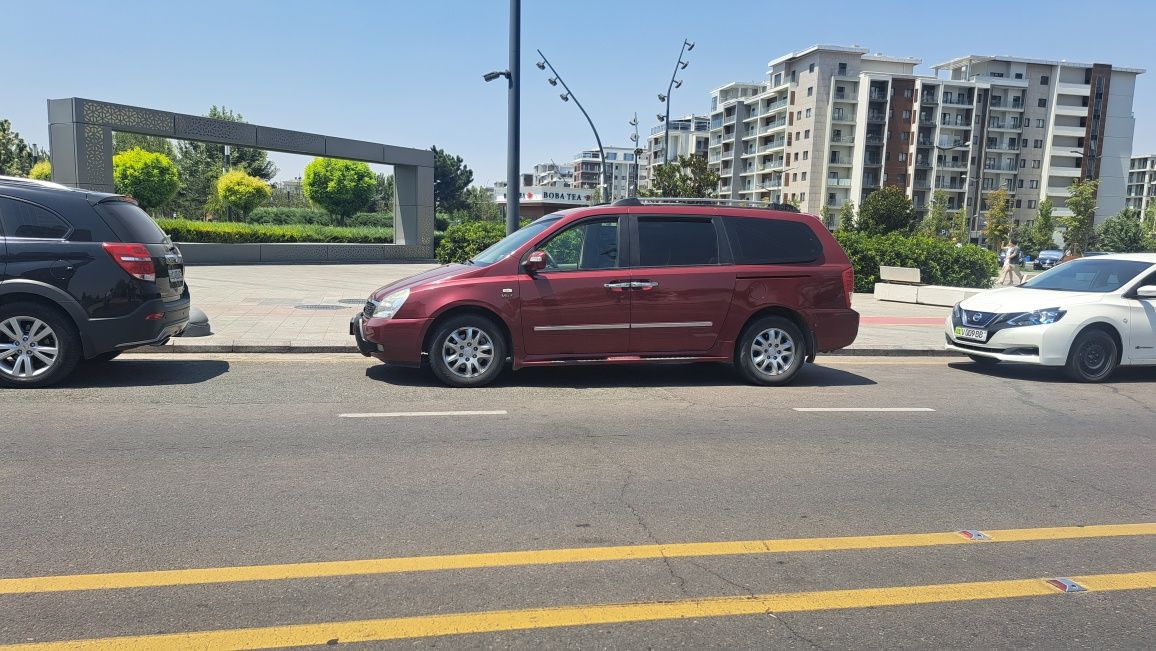 Kia carnival uzunidan sotiladi