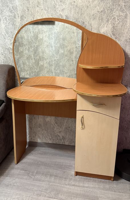 Парфюмерный столик