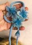 Colier handmade cu 3 flori si lant crosetat din margele