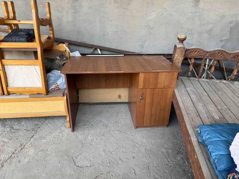 писменный стол сотилади