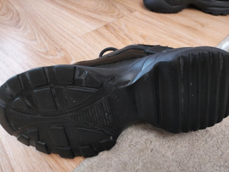 Маратонки , естествена кожа и естествен лак.