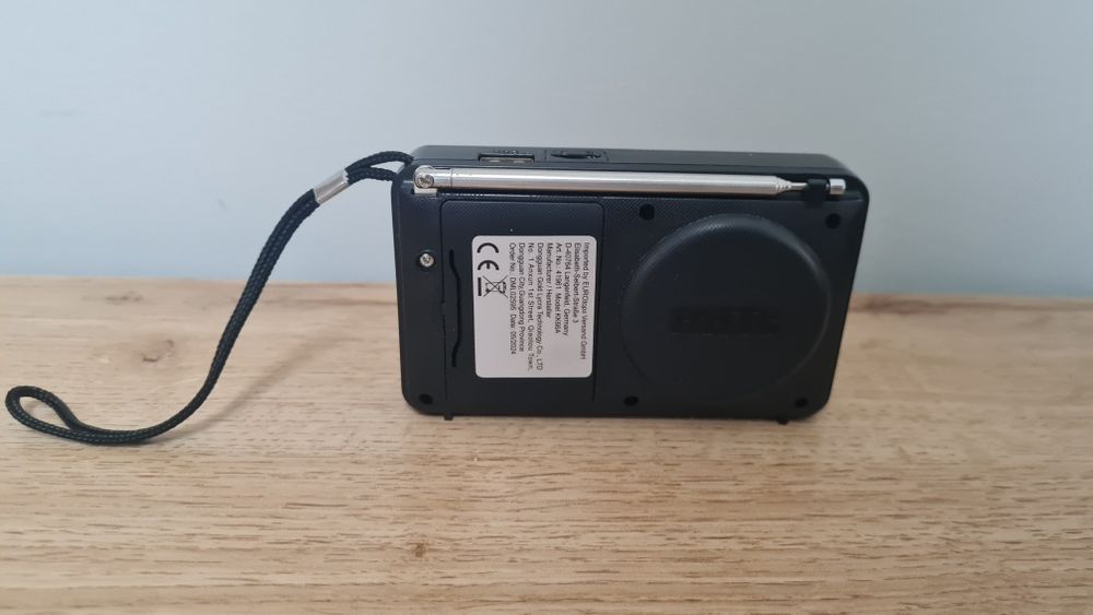 Джобно радио с фенерче и карта памет