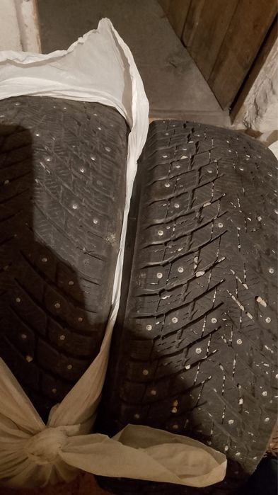 Продам зимние шипованные шины 215/55/R17