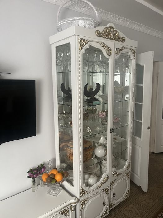 Продам сервант в хорошем состояние