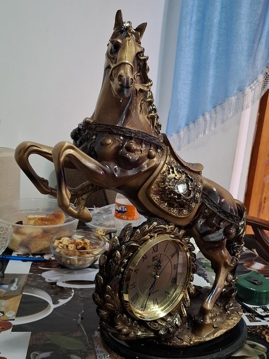 Гипсавый конь с часами  можно click