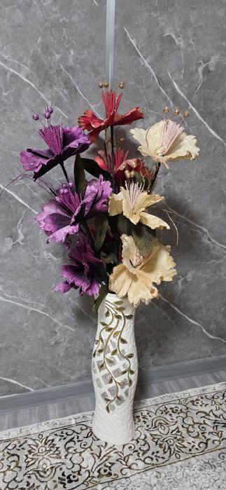 Продается Ваза с букетом искусственных цветов. Высота 1,5 м