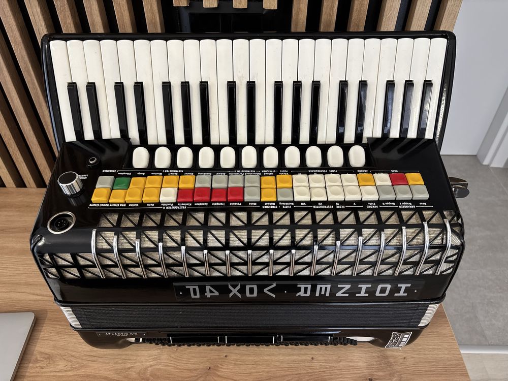 Acordeon Hohner Atlantic IVN deluxe cu 120 de basi