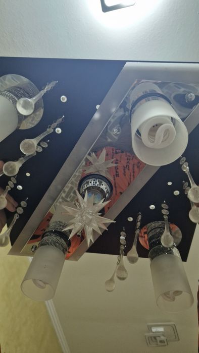 Vând lustre cu telecomandă