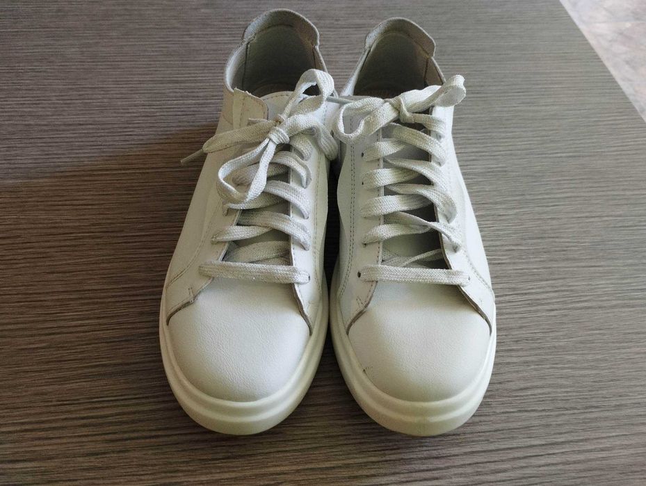 Бели дамски ежедневни обувки от естествена кожа