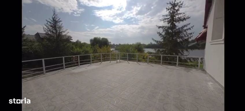 Vila de lux, 427 mp utili si 2313 mp teren, pe malul lacului Cociovali
