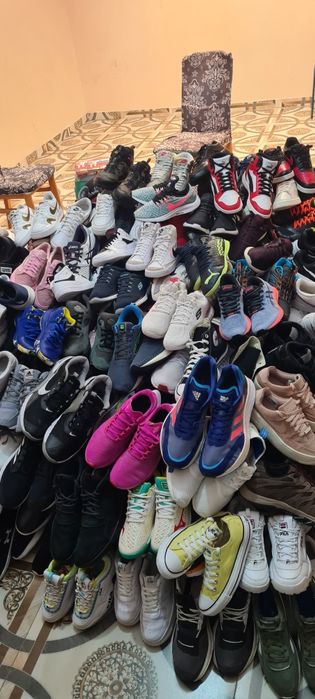 Vând adidași de firma