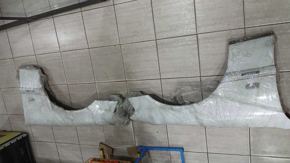 Продам два крыла на Мерседес