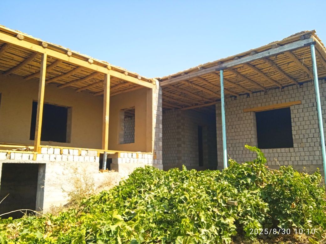 Uchastka sotiladi. Maydoni 8sotix. 3xona 1ayvon 2podval. Narxi 45000$