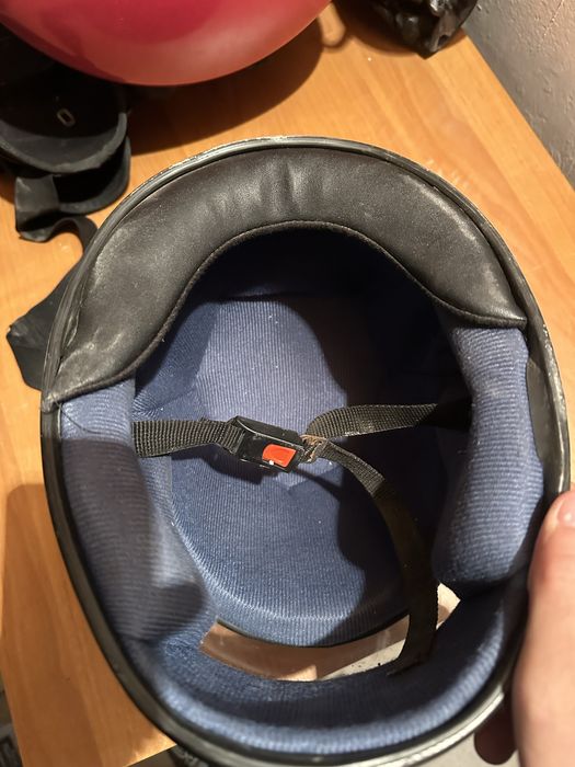 Продавам каска CNHF размер L