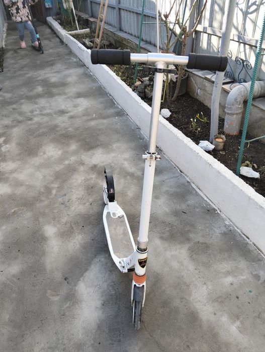 Trotineta alba cu cric
