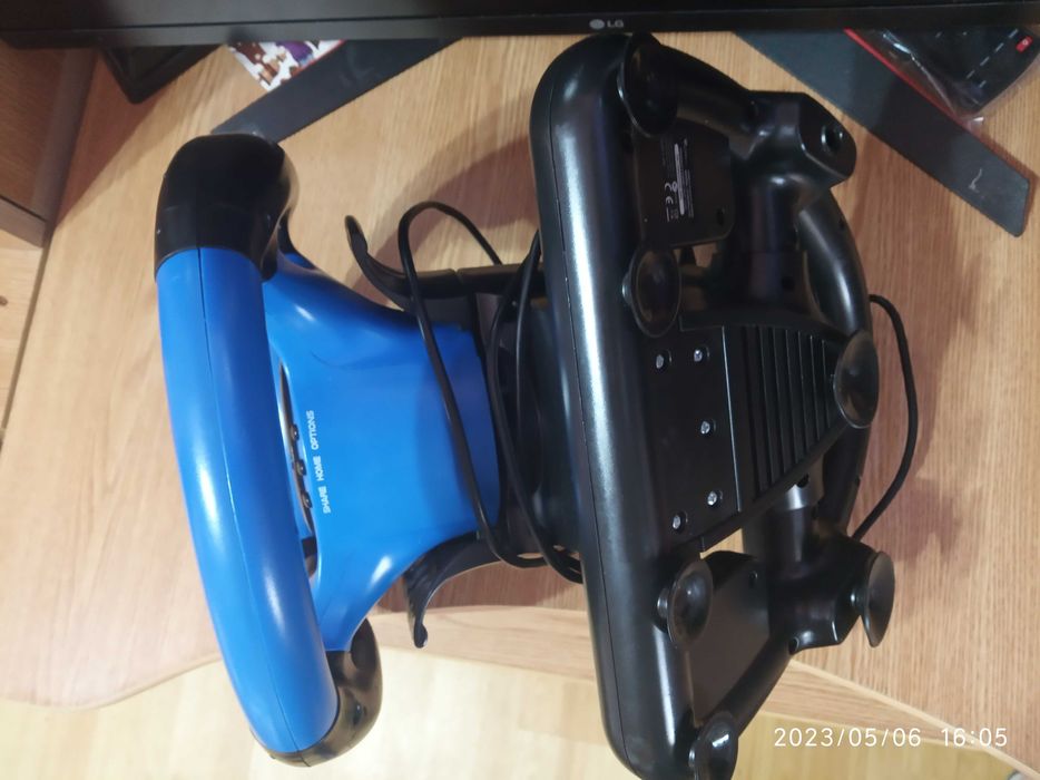 Vând volan cu pedale Genesys compatibil cu PC și PS 3