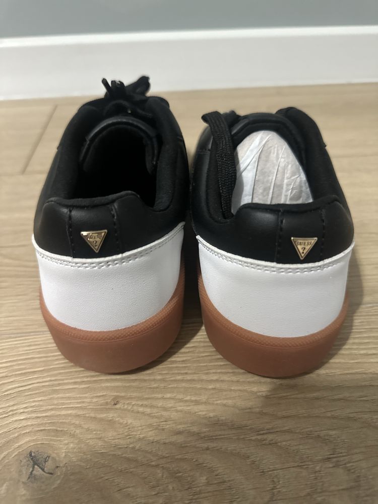 Guess кроссовки  37 размер