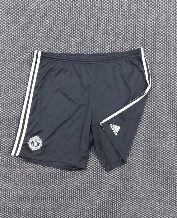 Adidas Manchester united къси панталони XL размер