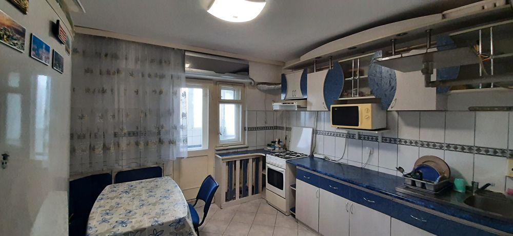 Dau spre închiriere apartament cu 3 camere