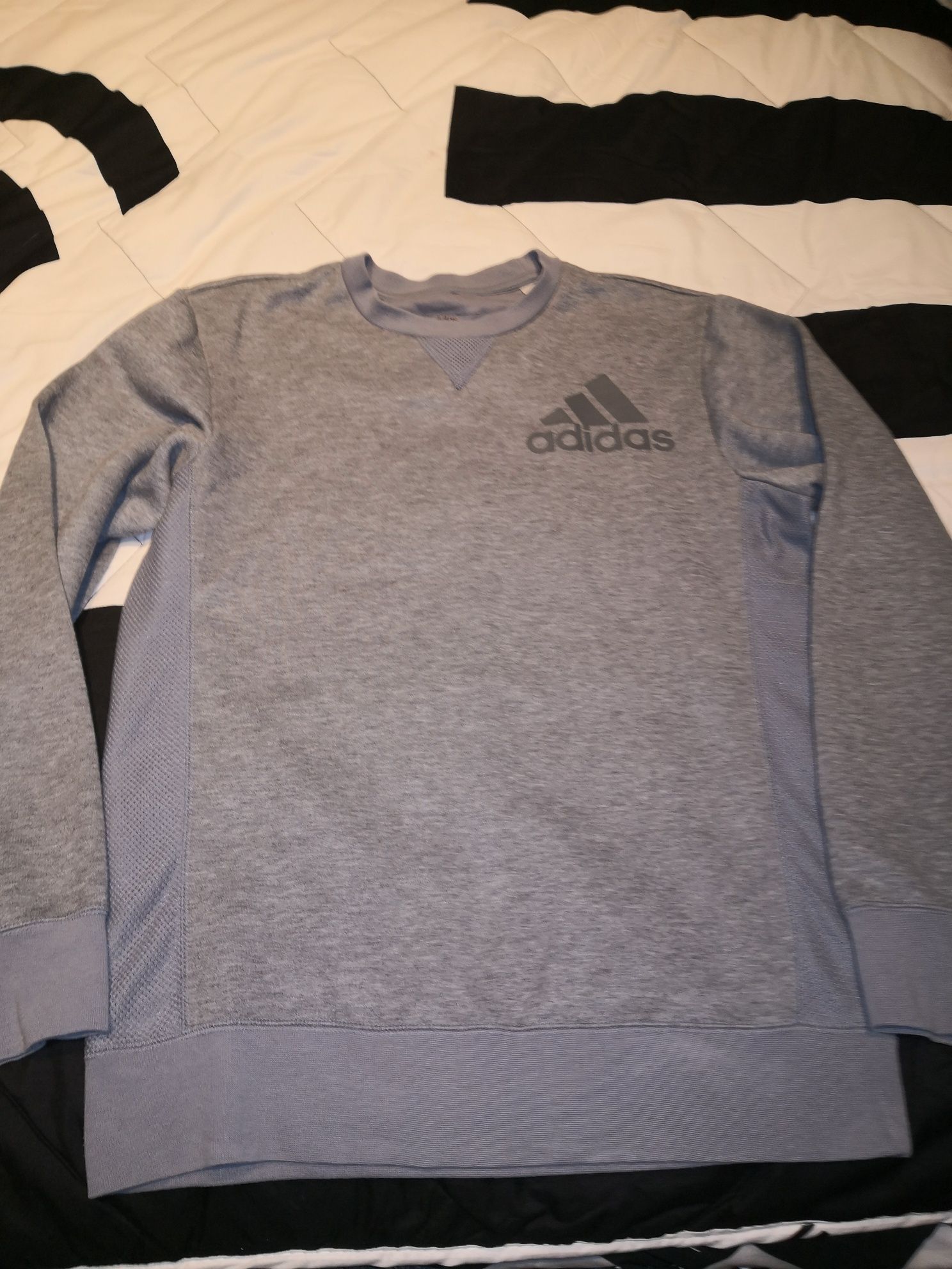 Vând bluzon bărbați Adidas climalite original.