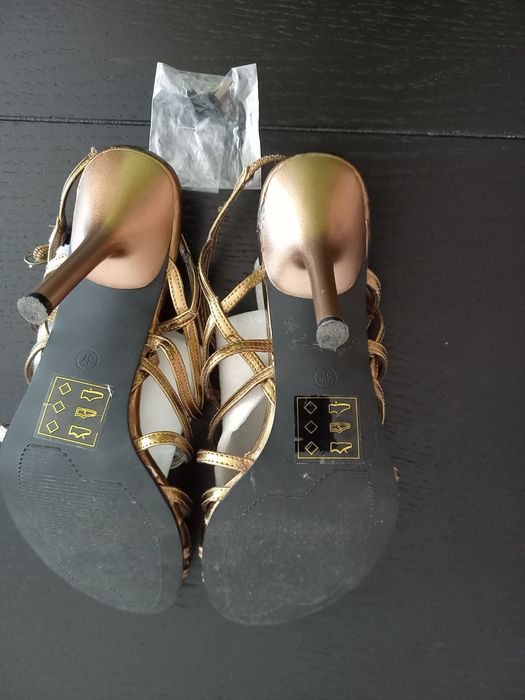 Sandale dame,cu toc,marimea 37. Pret.30 lei.