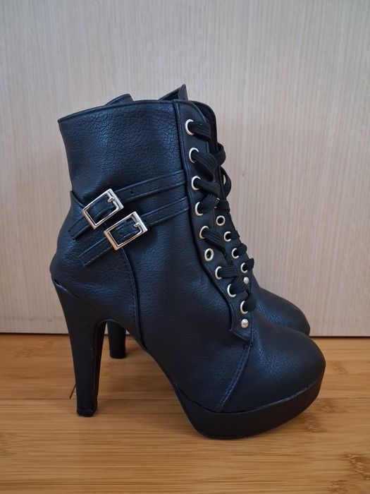 Продавам пънк/готик черни боти на високи токове