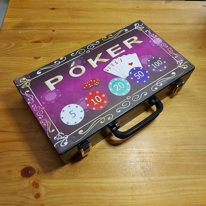 Подарочный набор для покера 200 фишек. Poker - настольная игра в кейсе