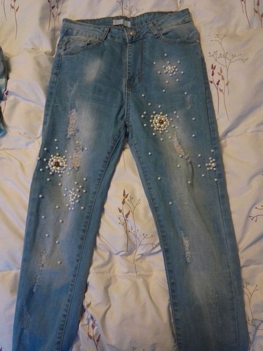 Еластични дънки с декорации