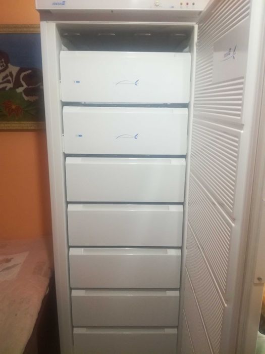 Продавам   фризер  Едеса  сьс  7  чекмеджета  в  добро  сьстояние
