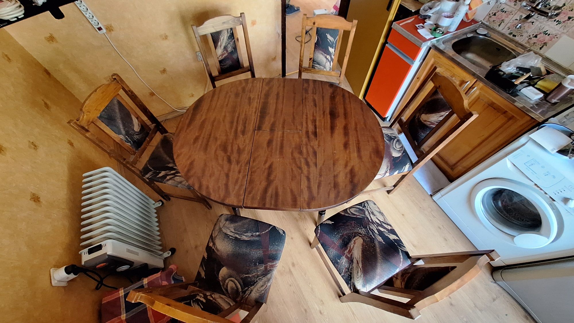 Разтегателна маса със шест стола