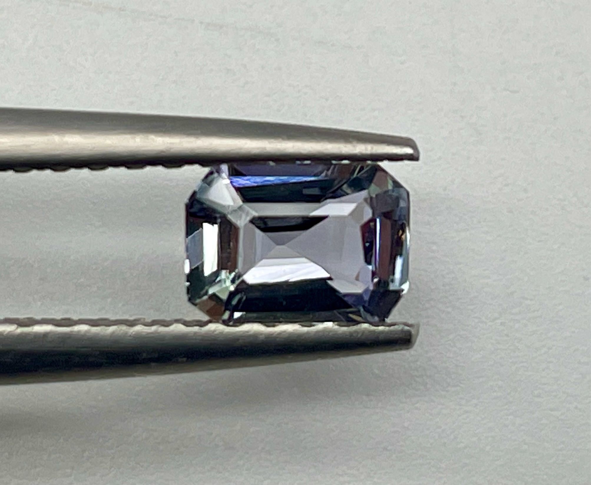 Инвестиционен естествен Танзанит 0.99ct.