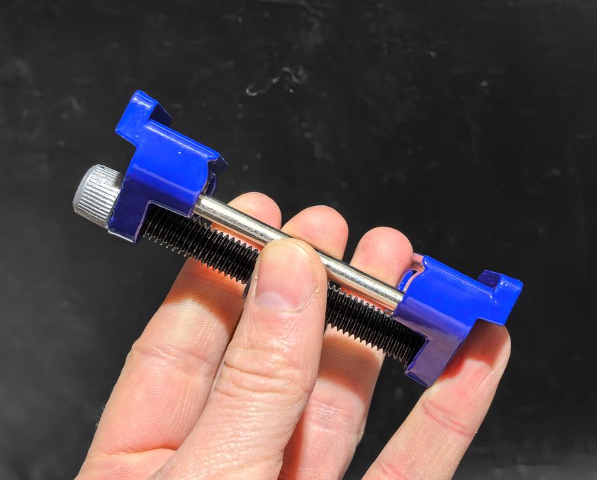 Dispozitiv/ ghidaj pentru ascuțit dălți, cutite pielarie, cutit rindea