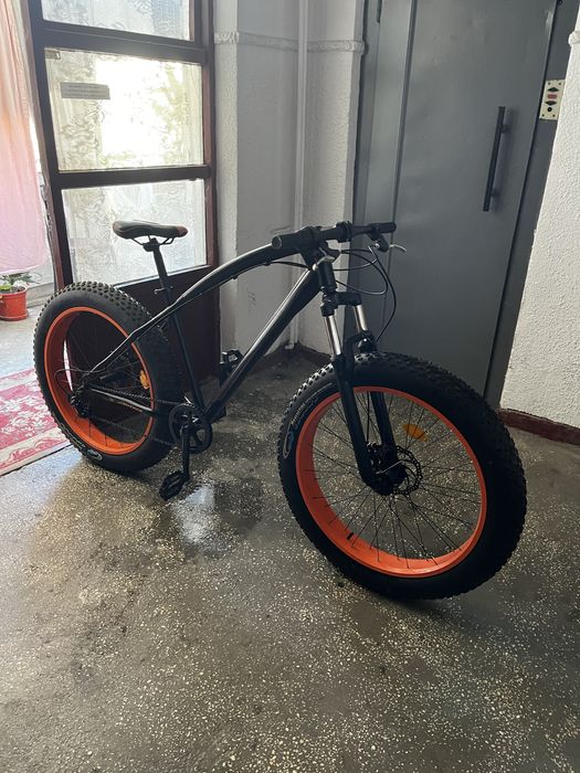 Vand bicicleta de tip fat bine perfecta pentru orice tip de teren