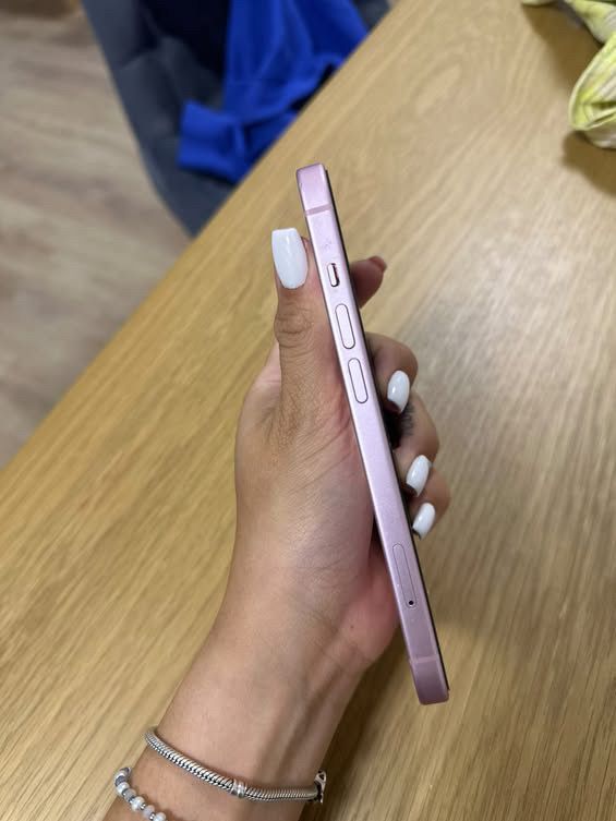 Iphone 15 розов като нов