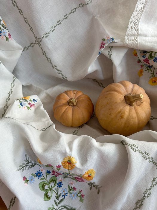 Красива покривка с нежна бродерия