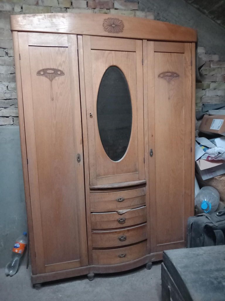 Запазен антикварен гардероб
