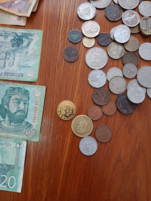 Bani vechi la 100,sau la schimb,aștept oferte