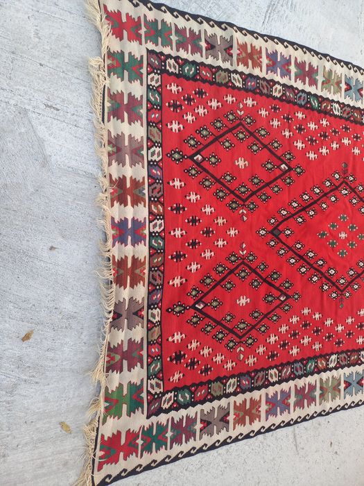 Ръчно тъкан чипровски килим