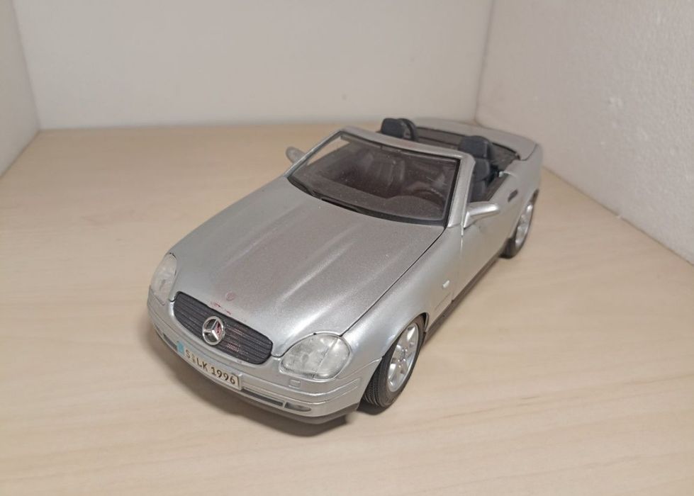 Mercedes SLK 
Scara 1:18
Maisto 

Fotografiile fac parte din descriere