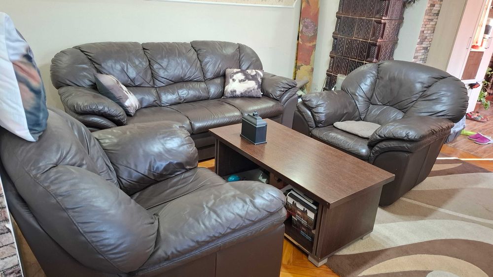 vand canapea piele maro, cu doua fotolii in stare buna ,pentru living