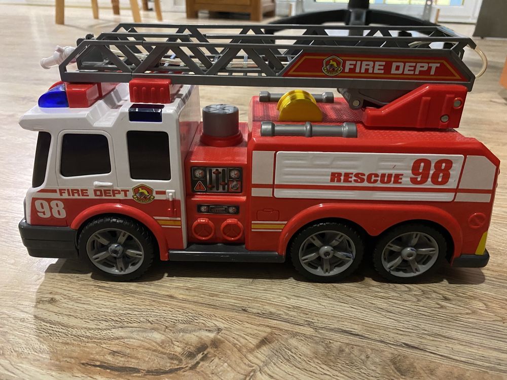 Пожарна пръскаща DICKIE и трактор с ремарке