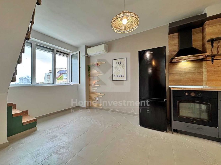 Тристаен апартамент на две нива в близост до Общината