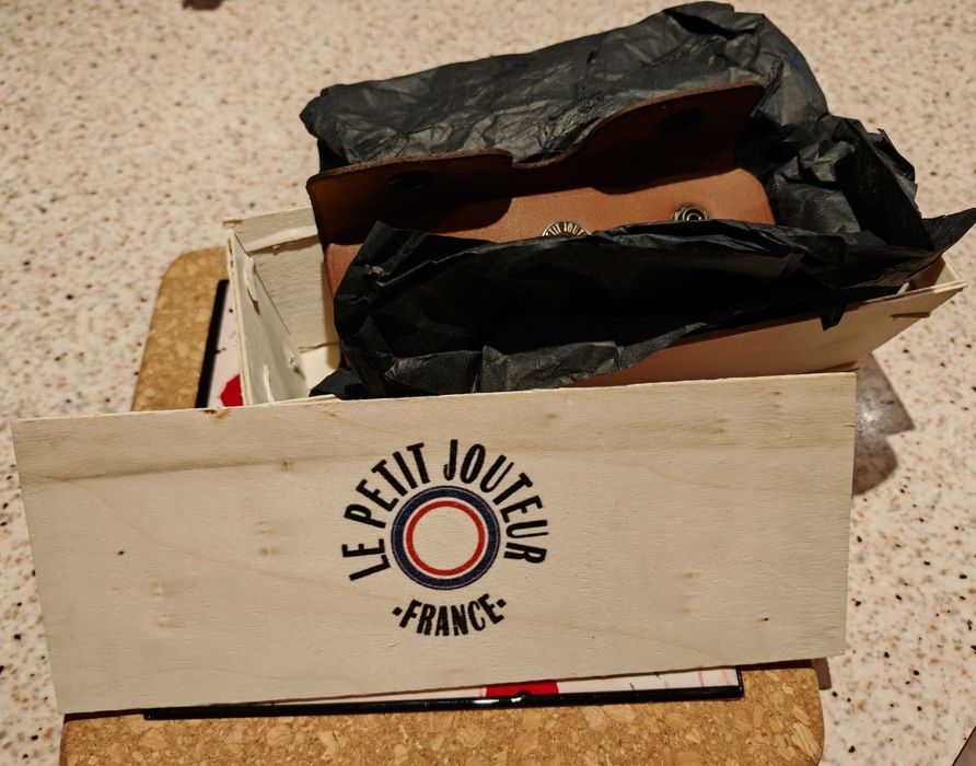 Кожен калъф за сгъваем нож/нож за стриди марка Le Petit Jouteur