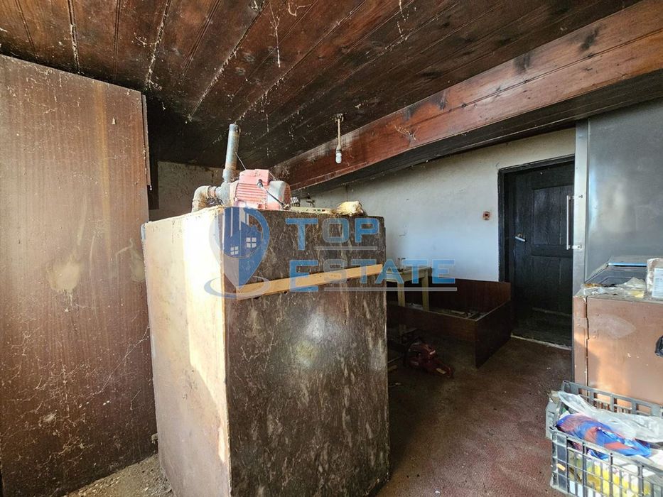 Двуетажна къща с кладенец и допълнителни постройки в с. Стефан Стамбо