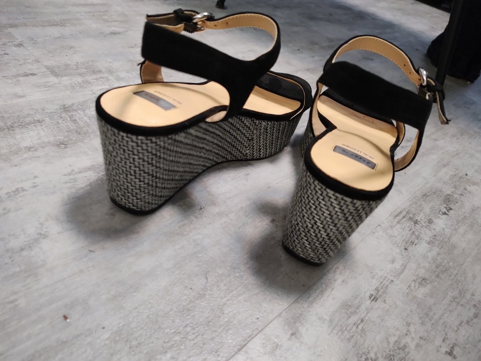 Нови сандали на платформа Bata