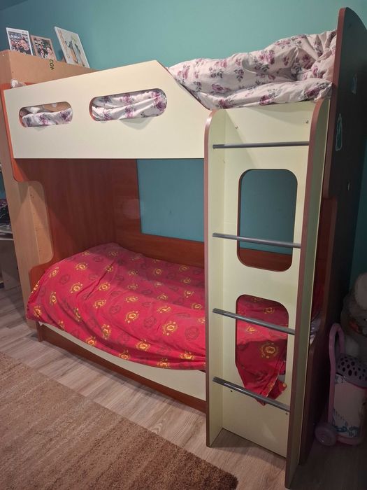 Двуетажно легло.