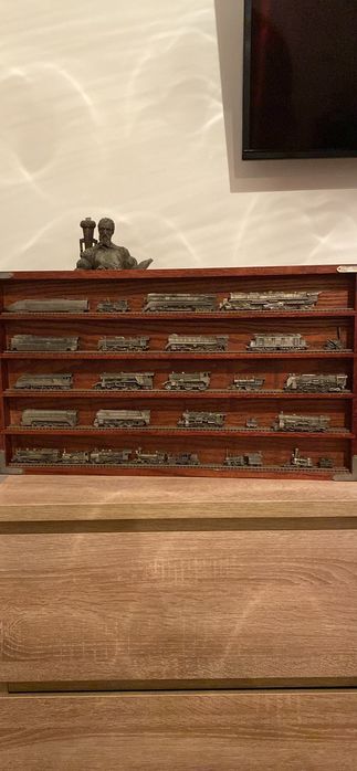 Locomotive din metal cu panou de expunere și șine metalice