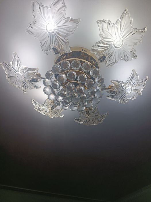 Продам люстру в зал