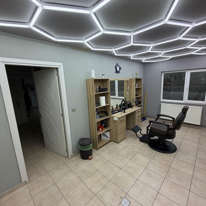 Vând apartament compus din 2 spații comerciale.