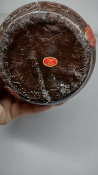 Винтидж стъклена гарафа, декорирана с кожа. Декор грозде и злато